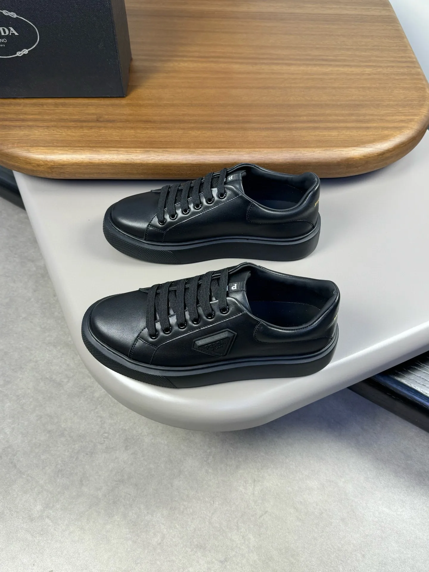 Men's shoes 💰P420💰[PRADA] Prada - High-end quality original order - Upper: original 🔝 Nappa calfskin, shoe body sewn with brand plastic LOGO - Inner: water-dyed cowhide - Outsole: original TPU rubber foam; molded outsole - Super high quality control, fine workmanship: highlighted (high-end, luxury, grade) -Size: 39-44 (38, 45, can be customized)